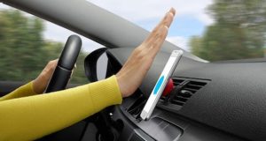 Para conectar el automóvil, el fabricante refirió necesario ajustar el teléfono sobre el soporte magnético para tablero o el soporte para rejilla de ventilación, activar la app de Android y hablar libremente. La app está disponible gratis en la tienda Google Play, indicó Logitech.