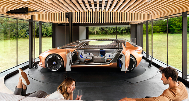 Los diseñadores de iluminación de Philips Lighting han colaborado con la empresa automovilística Renault en la creación de un auto y una casa inteligente. El autónomo y eléctrico Symbioz no es sólo un auto, sino que explora el futuro de la movilidad, interactuando con su ecosistema. Se trata de una extensión de la casa, señaló un comunicado.