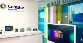Diferentes arquitecturas son mostradas por Comstor en showroom renovado La reinauguración del showroom donde partners y clientes se dan cita para “vivir la experiencia Cisco”, fue notificada por el distribuidor. Desde hace más de cinco años, Gerardo Flores lidera la gerencia de Ingeniería de Preventa en Comstor, que junto con ocho ingenieros especializados por arquitectura (Sytems Enginner, SE), son los responsables del área de demostración disponible para que el canal de distribución y clientes o prospectos, conozcan y aprendan sobre las soluciones que requieren, explicó el distribuidor.