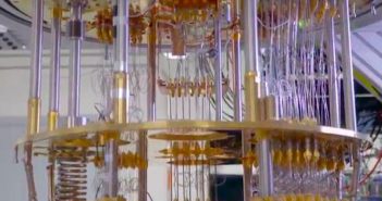IBM Computación Cuántica Según IBM, en cinco años, los efectos de la computación cuántica llegarán más allá del laboratorio de investigación, esto es importante porque ya no será exclusiva de la comunidad científica, sino que será utilizada ampliamente por nuevas categorías de profesionales y desarrolladores que buscan este método emergente para resolver problemas que una vez se consideraron insolubles. La “hoja de ruta” de IBM para llegar a una computación cuántica práctica se basa en una aproximación holística a todas las partes avanzadas del sistema. IBM aportará su conocimiento y experiencia en superconducción cuántica, en integración de sistemas complejos de alto rendimiento y en procesos de nanofabricación escalables para hacer avanzar las capacidades mecánicas cuánticas. También, los ingenieros de sistemas y software, científicos en computación y matemáticos de IBM crearán los entornos y las herramientas de desarrollo de software.
