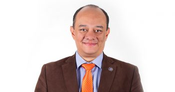 Un portafolio vasto para videovigilancia con Axis Para videovigilancia, Axis ofrece un portafolio de soluciones con opción de más de 300 modelos de cámaras IP, de todos los estilos: minidomo, domo, bala, cubo, caja, encubiertas, fijas, móviles, panorámicas, domo PTZ, PTZ punta de poste, modulares, algunas más a prueba de explosión y hasta de acero inoxidable, entre otras. Además de cámaras se también ofrecen codificadores de video, grabadores que van desde 4 hasta 48 canales, grabadores con switch integrado, switches especializados para sistemas de IoT para seguridad, dos plataformas para administración de video más de una veintena de analíticas de marca propia, así como colaboración con cientos de desarrolladores de aplicaciones embebidas o cliente-servidor, accesorios de montaje, dispositivos de sistema como extensores de PoE, convertidores de medio, decodificadores, dispositivos I/O, inyectores PoE, servicios profesionales y de capacitación, múltiples herramientas de cálculo y diseño, tal como lo enumeró Manuel Zamudio, Gerente de cuentas nacionales en Axis Communications.