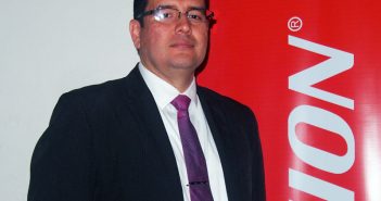 Hikvision de gira con bandera de Inteligencia Artificial